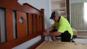 فك وتركيب وتغليف الأثاث